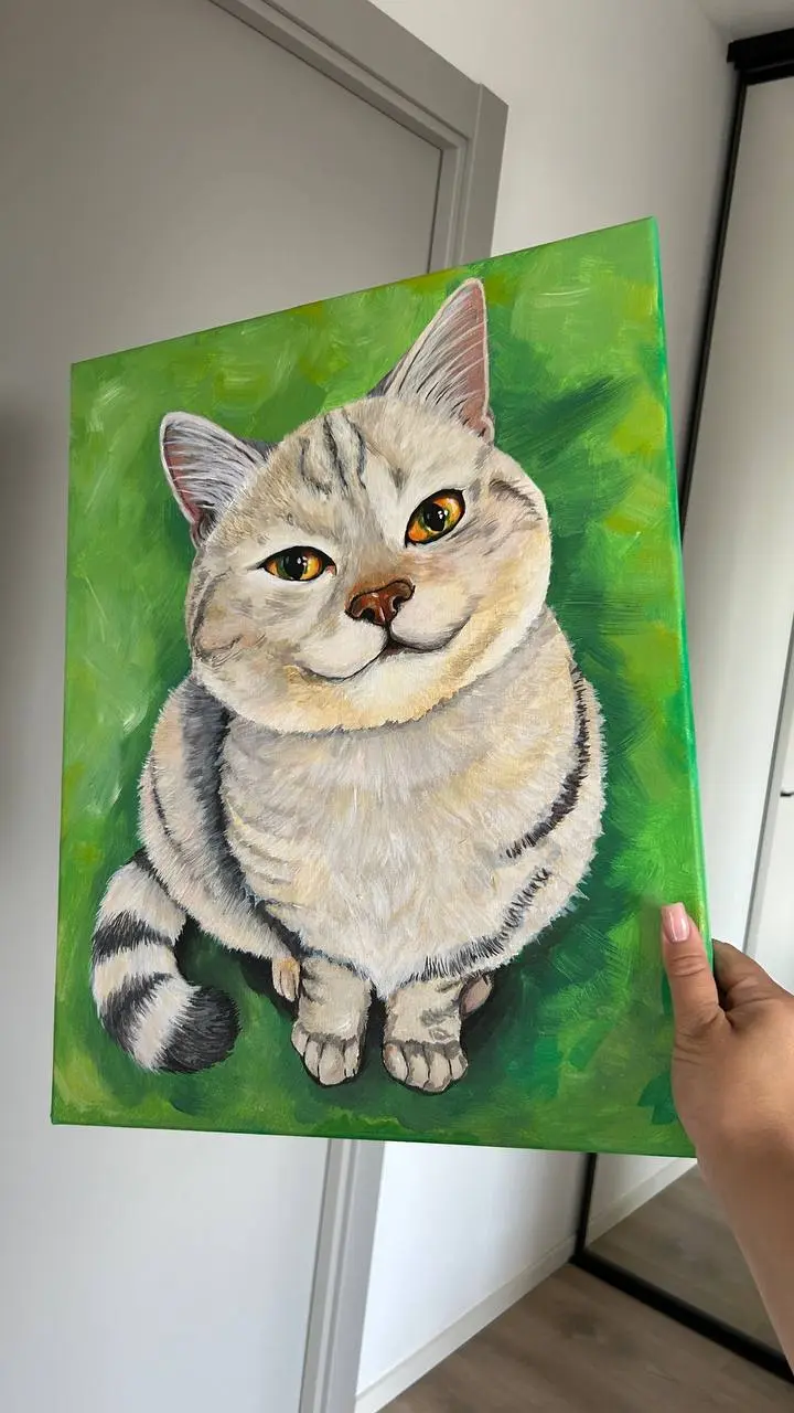 Портрет светлого котёнка на зелёном фоне